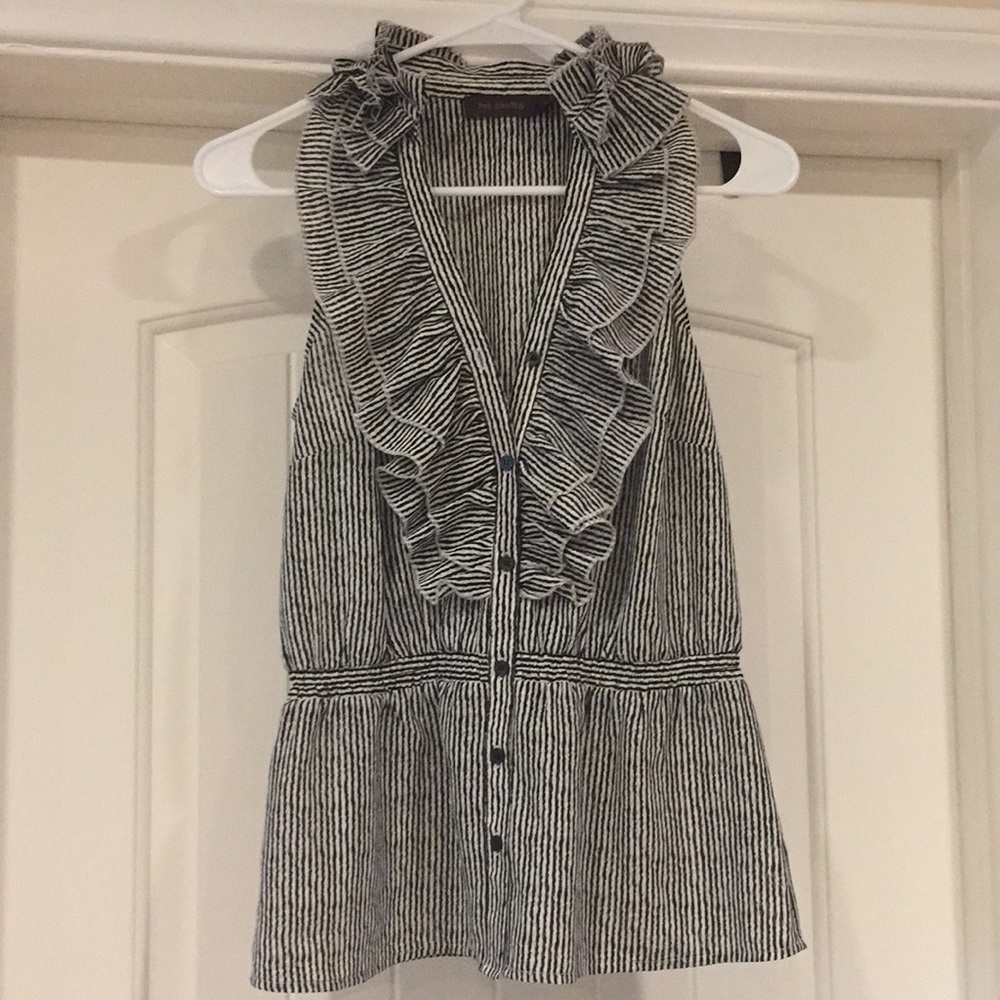 Ruffle collared sleeveless button down!